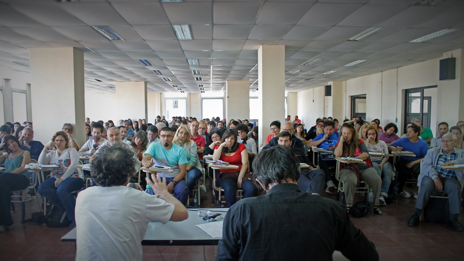 Con más de 300 asistentes, se lanzó el curso de Comunicación Política.