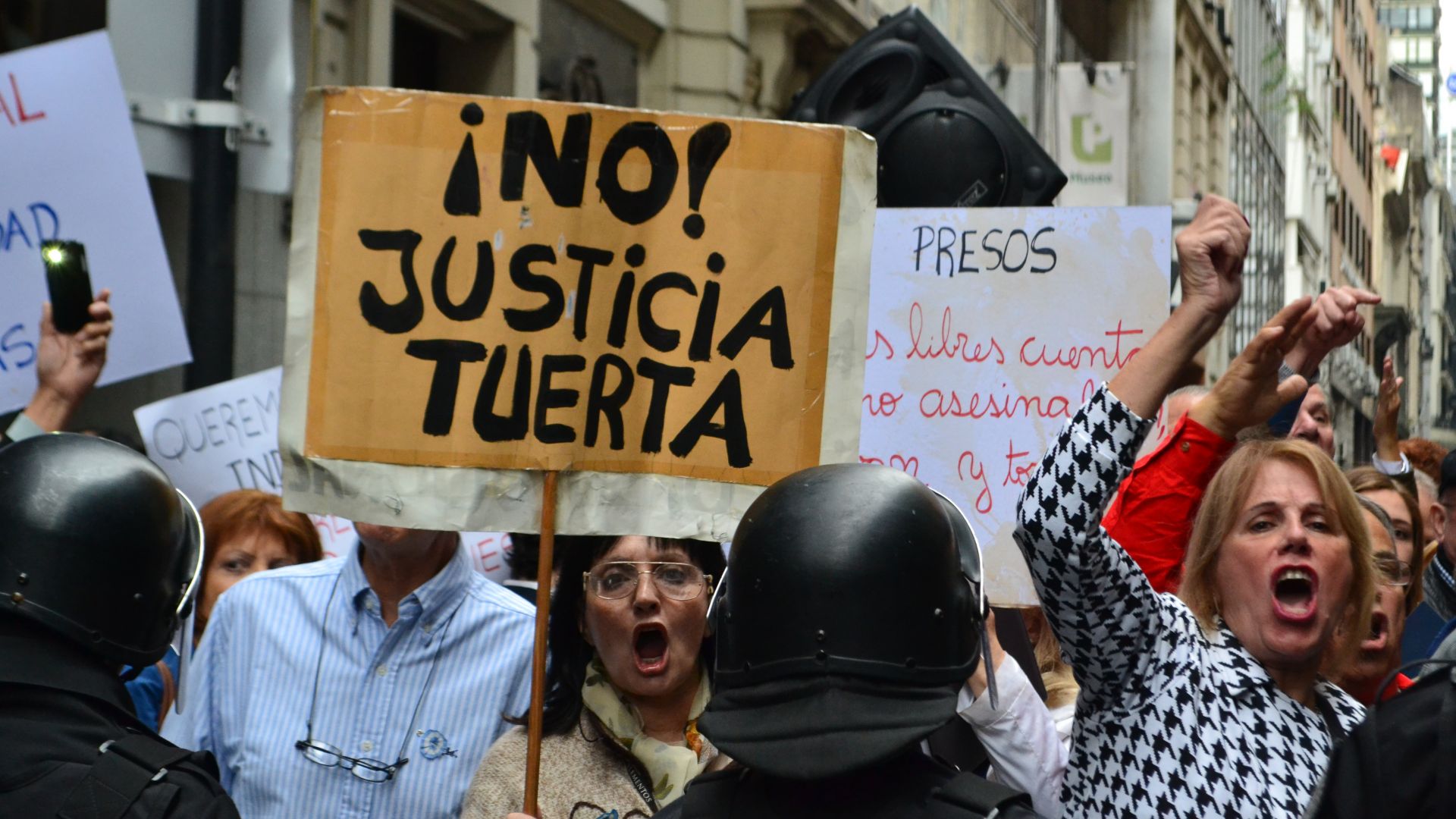 Apologistas de la dictadura agredieron a estatales que protestaban pacíficamente en el Ministerio de Justicia