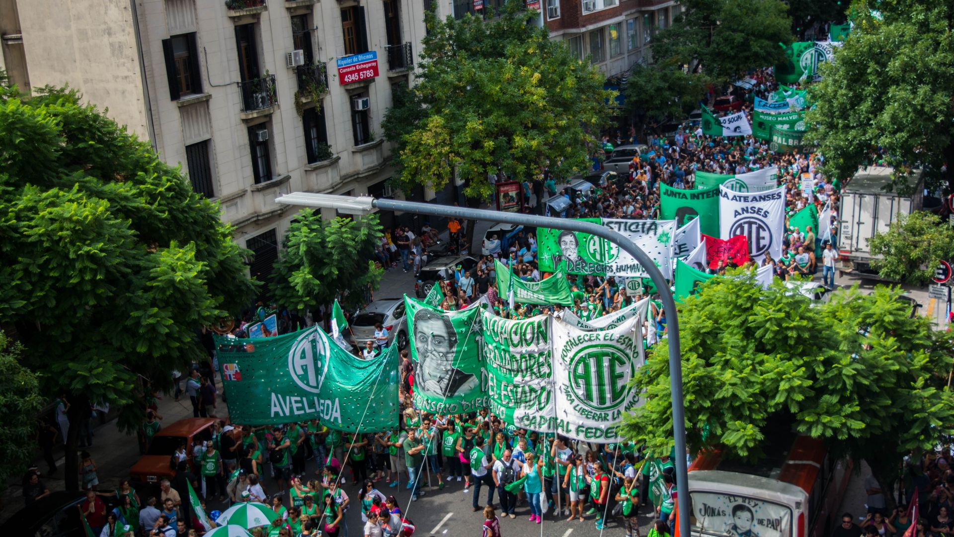 El pueblo movilizado exigió el paro general