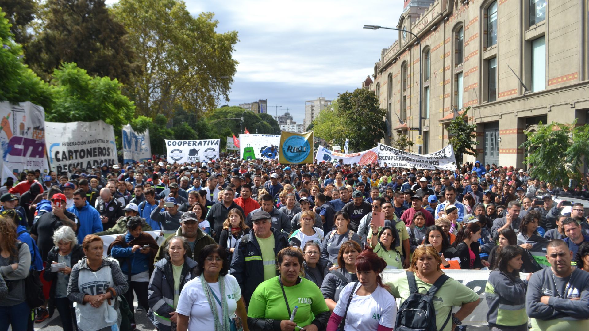 Multitudinaria movilización al Ministerio de Ambiente para repudiar el negocio de la incineración de Larreta