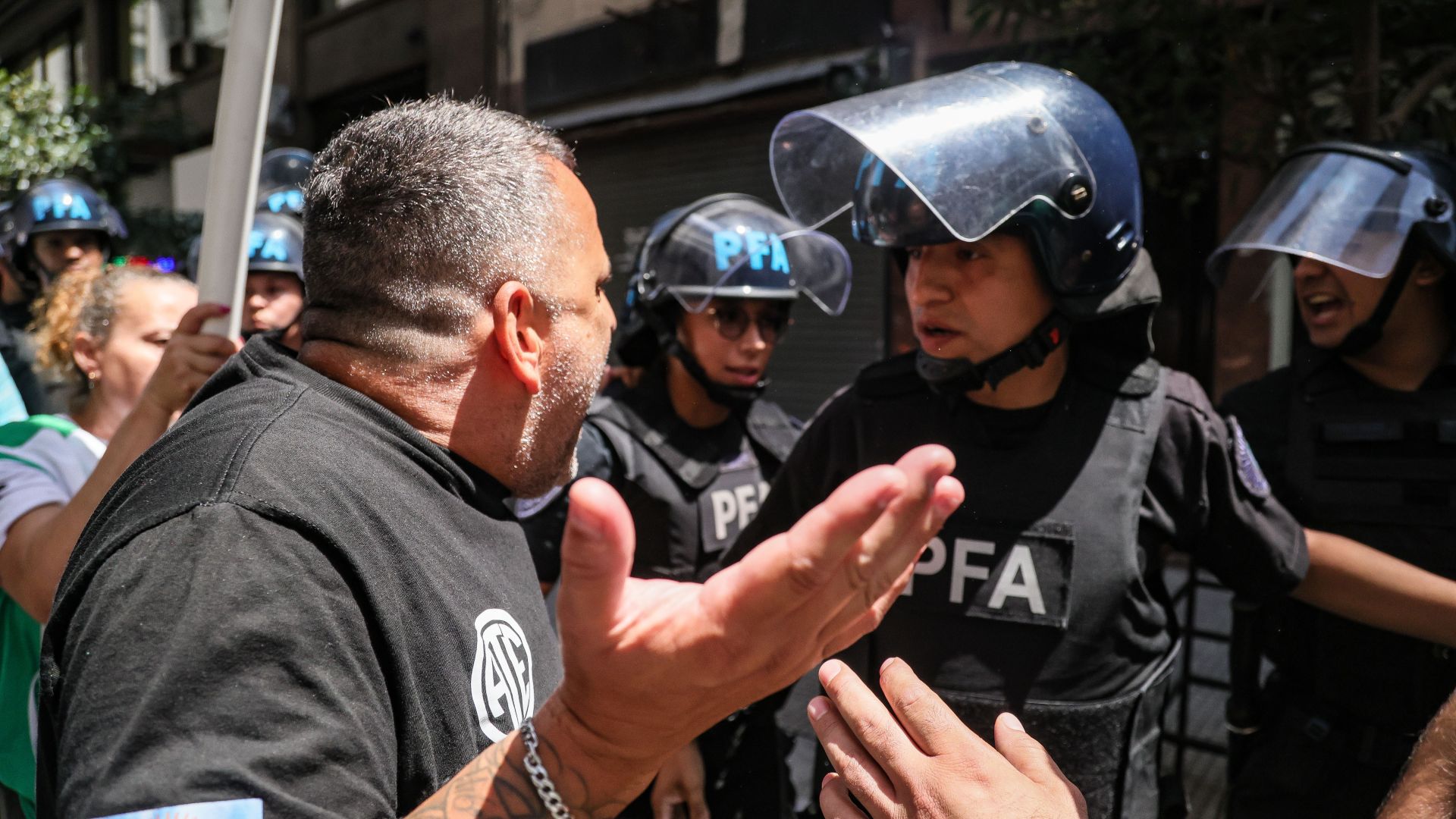 Ruidazo y abrazo simbólico a la Secretaría de Desarrollo Territorial, Hábitat y Vivienda