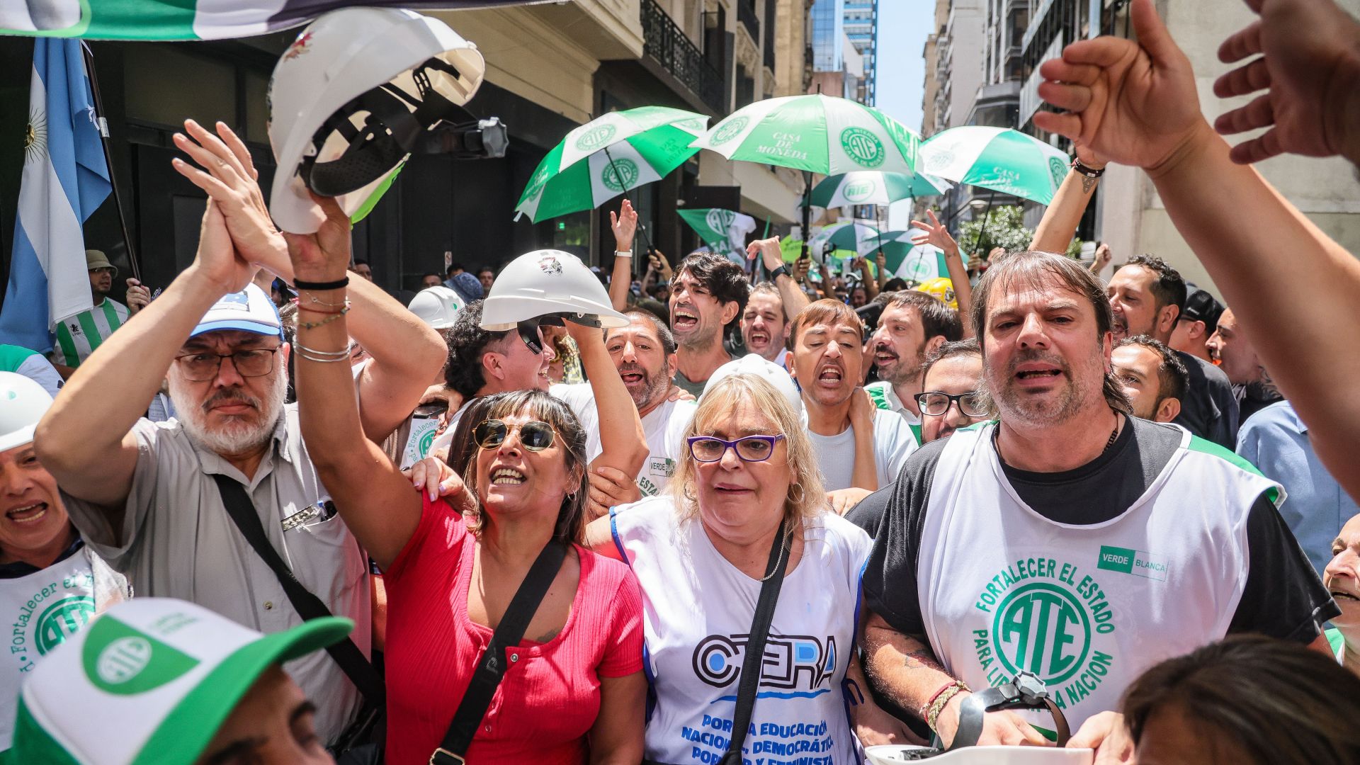 Ruidazo y abrazo simbólico a la Secretaría de Desarrollo Territorial, Hábitat y Vivienda