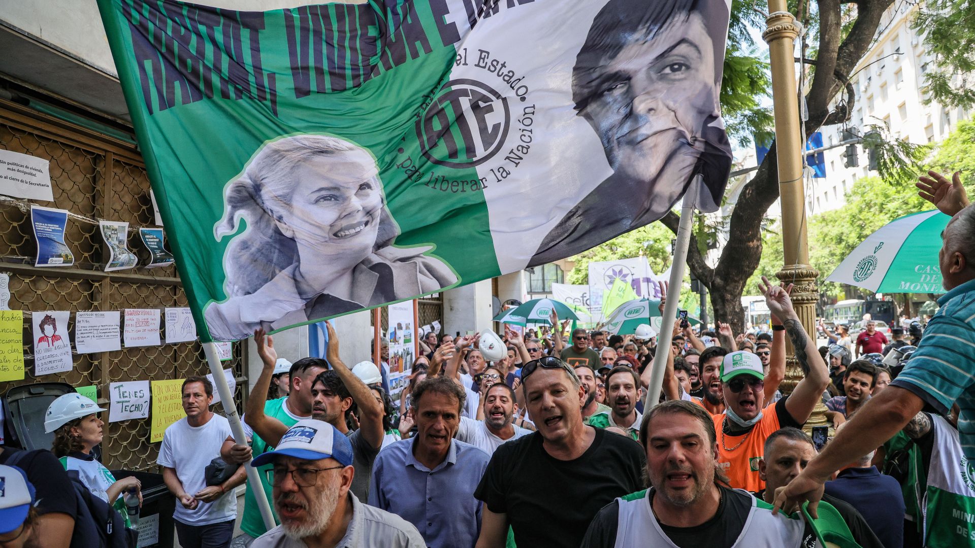 Ruidazo y abrazo simbólico a la Secretaría de Desarrollo Territorial, Hábitat y Vivienda