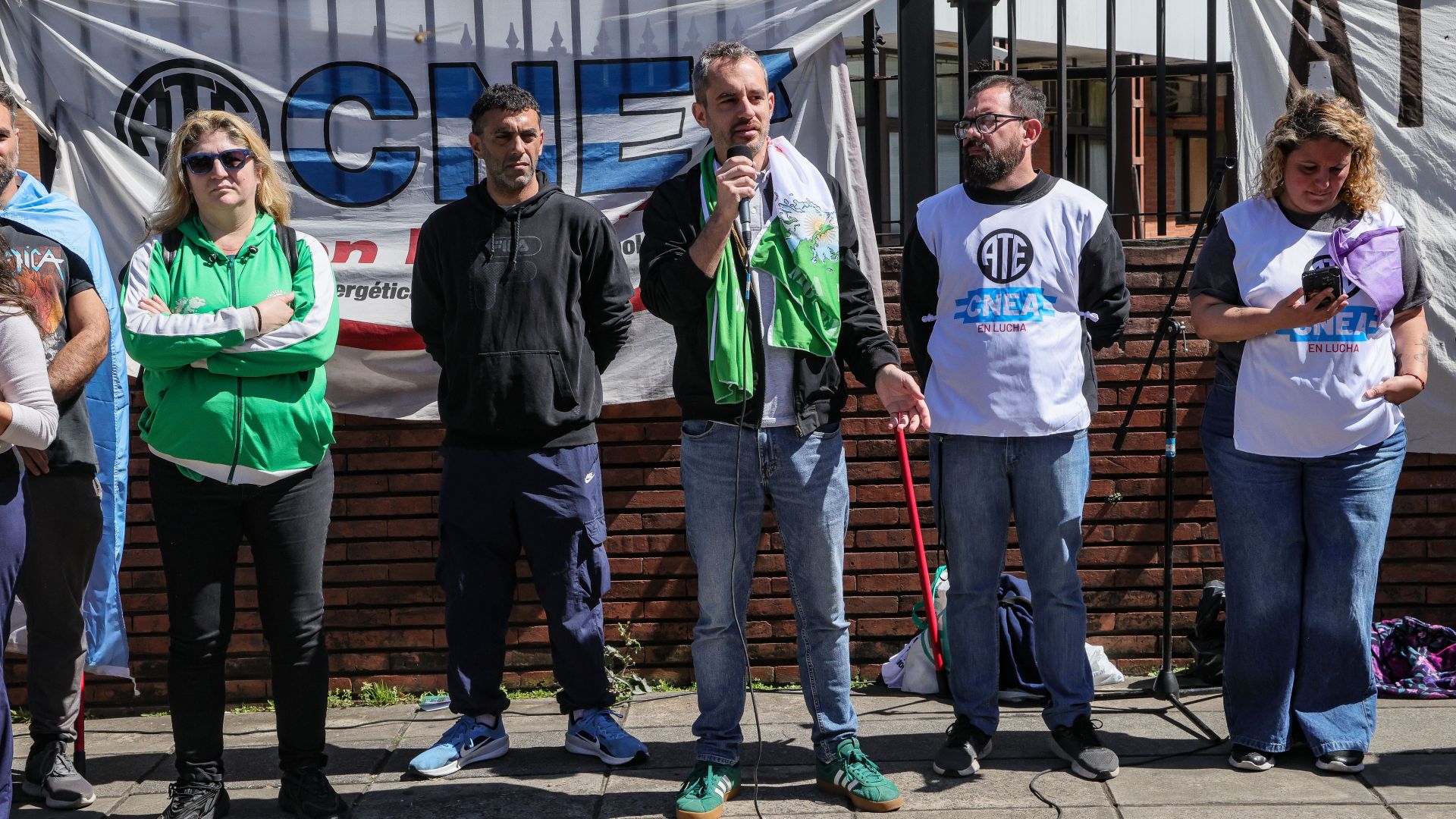Banderazo en las puertas del Centro Atómico Constituyentes (CAC)