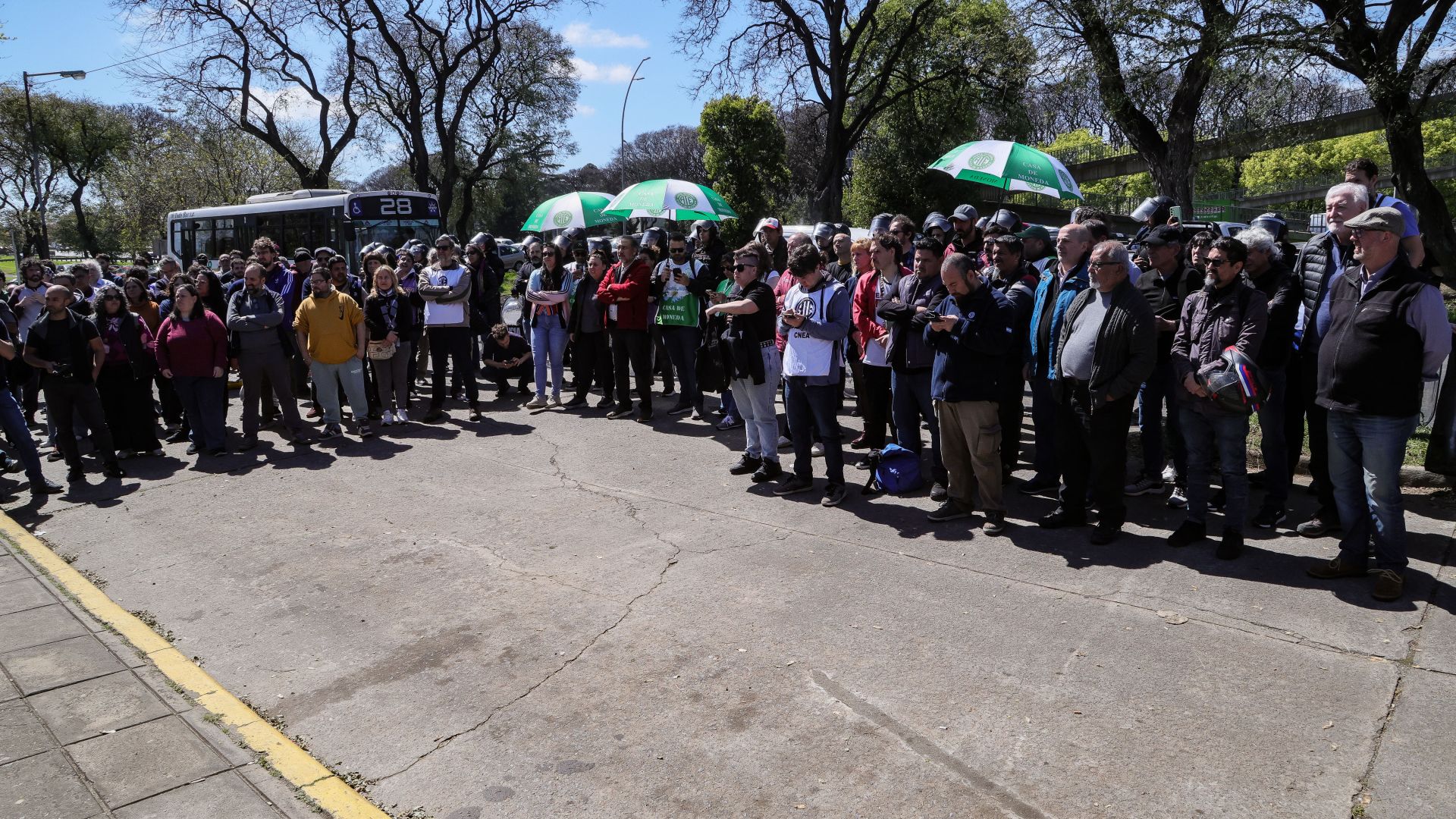 Banderazo en las puertas del Centro Atómico Constituyentes (CAC)