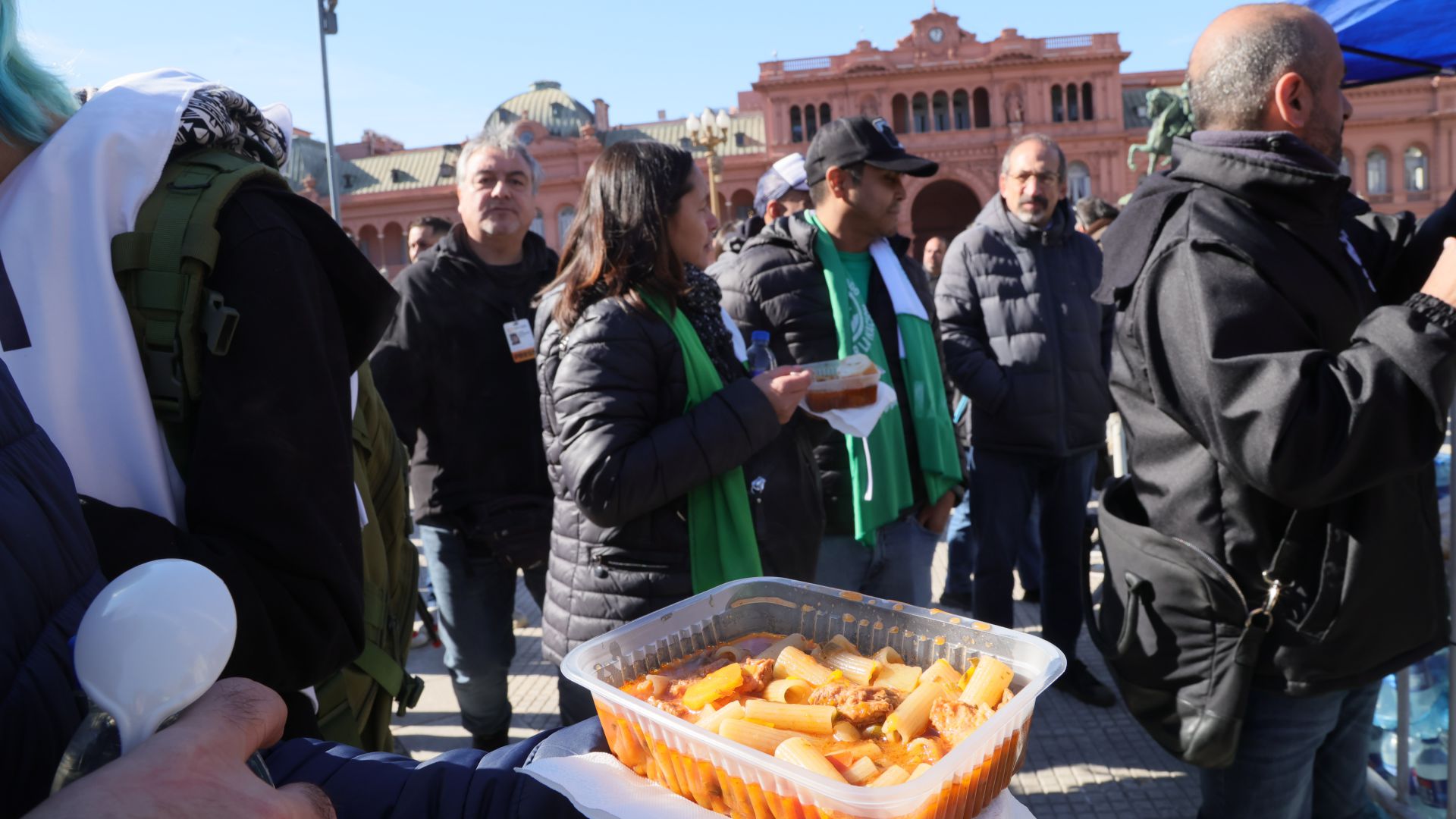 Sabemos de lucha, sabemos de resistencia: Olla popular en Plaza de Mayo