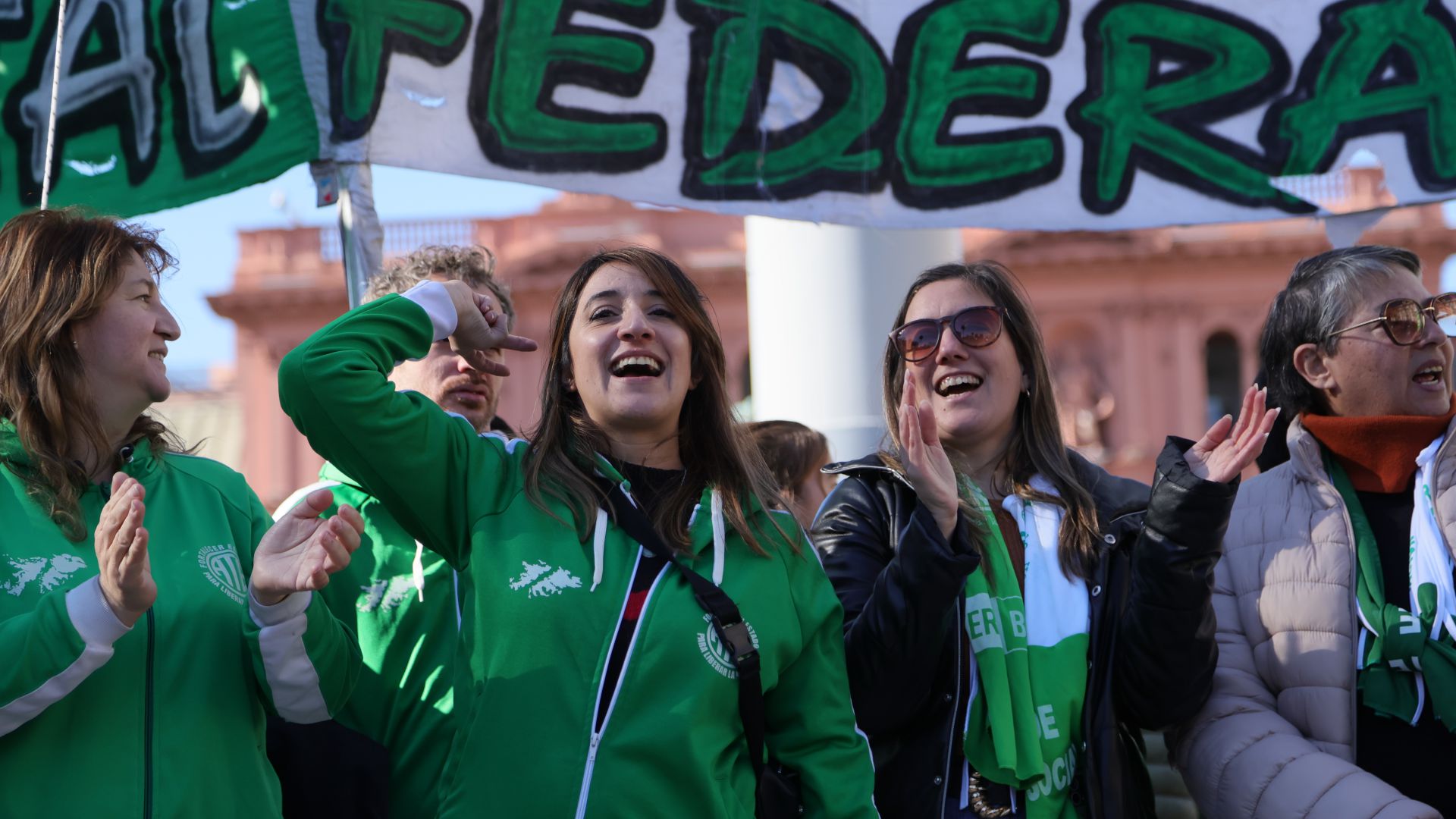 Sabemos de lucha, sabemos de resistencia: Olla popular en Plaza de Mayo